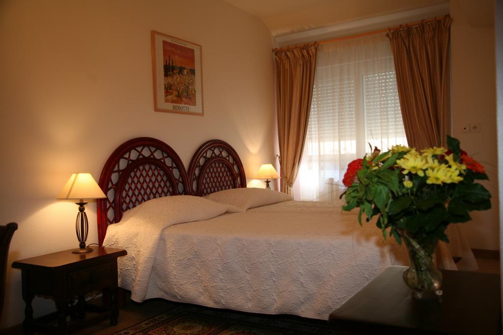 Au Bel Air Bed & Breakfast Avallon Room photo